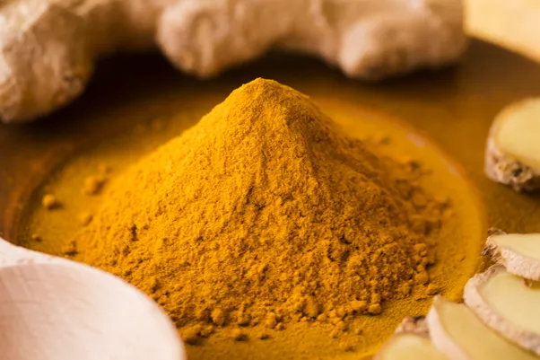 เคอร์คิวมินอยด์ curcuminoids/เคอร์คิวมินอยด์ curcuminoids เป็นกลุ่มสารประกอบหลักในขมิ้นชันที่มีบทบาทสำคัญในการส่งผลต่อสุขภาพ ร่างกายสามารถได้รับประโยชน์หลากหลายจากสารชนิดนี้ เช่น การต้านอักเสบ การต่อต้านอนุมูลอิสระ และการบำรุงระบบย่อยอาหาร อีกทั้งยังช่วยในการบำรุงหัวใจ และอาจส่งผลต่อการชะลอวัยในระยะยาว